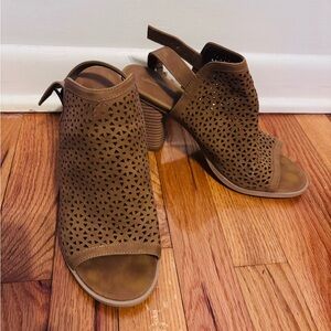 Universal Thread tan sandal heels with cutout and strap at the ankle size 9.5.